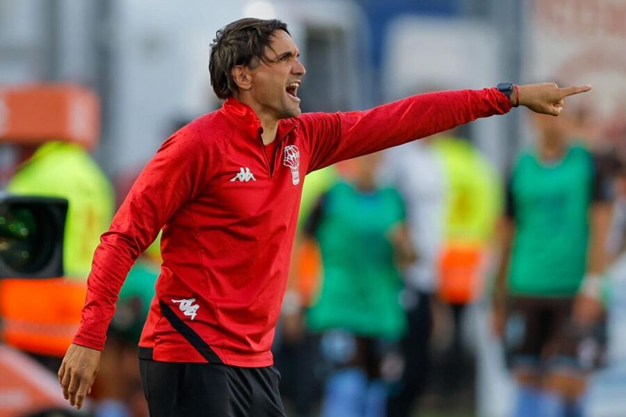 Diego Martínez renunció como DT de Huracán y reconoció un llamado de Boca