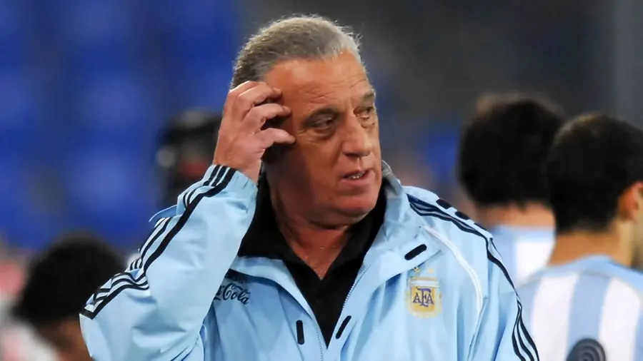 El Coco Basile, después de 16 años de silencio, señaló a Maradona y Gago como los culpables de su renuncia a la Selección