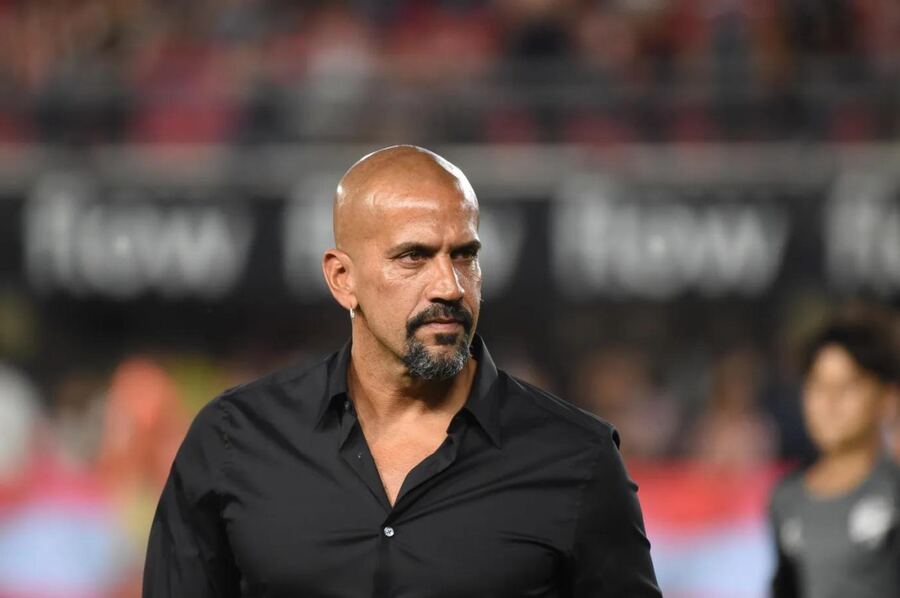 Verón y un nuevo palo hacia la AFA: “No te alcanza para cubrir los micros de los hinchas, pero el club es de los socios”
