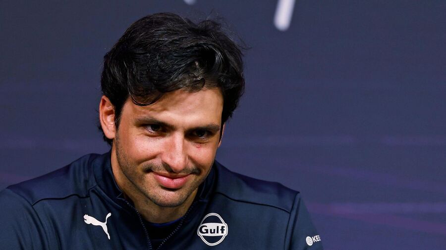 Fórmula 1: Carlos Sainz se quedó con el mejor tiempo en la segunda jornada en Bahrein