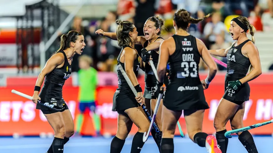 Las Leonas llegaron al país con la Copa del Mundo ganada en Países Bajos